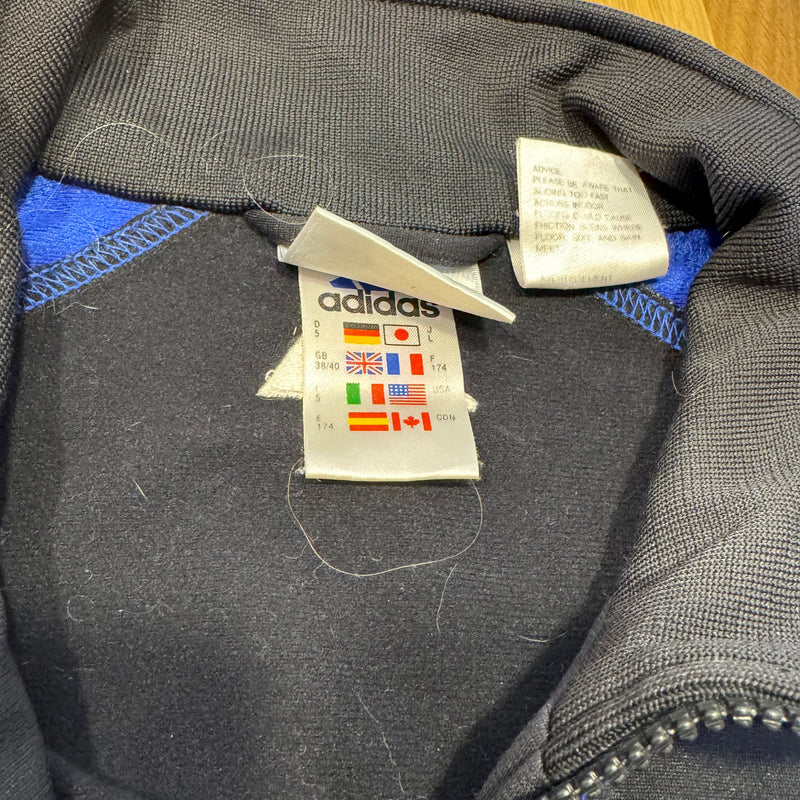 Detailansicht: Sourced limited accessories and clothes Adidas vintage 90s black track jacket – Logo, Nähte oder Material