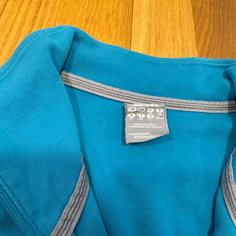 Detailansicht: Sourced limited accessories and clothes Adidas Y2K light blue zip-up jacket – Logo, Nähte oder Material