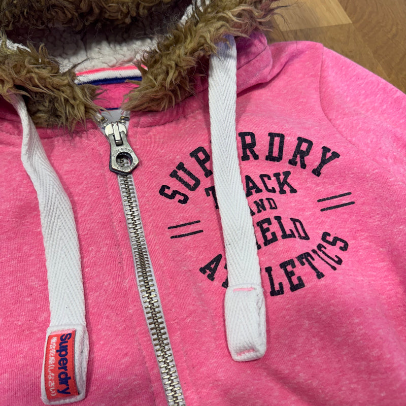 Detailansicht: Sourced limited accessories and clothes Superdry Track and Field Tokyo vintage zip-up – Logo, Nähte oder Material