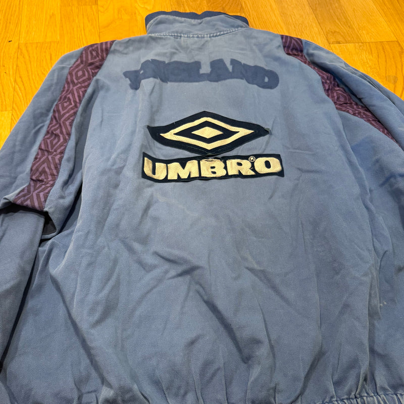 Detailansicht: Sourced limited accessories and clothes Umbro Three Lions England vintage sweatshirt – Logo, Nähte oder Material