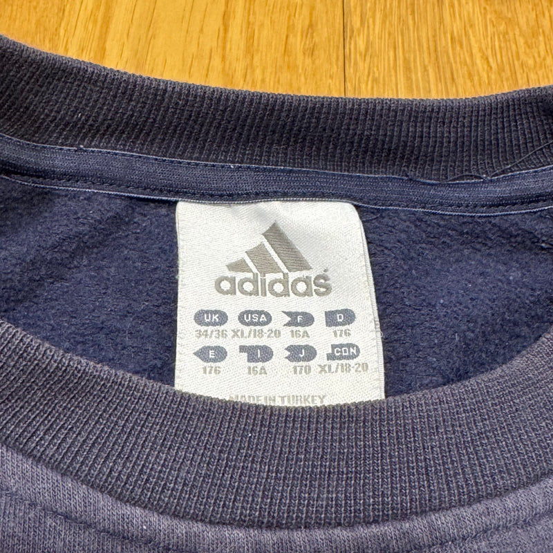 Detailansicht: Sourced limited accessories and clothes Adidas vintage 90s sweatshirt – Logo, Nähte oder Material