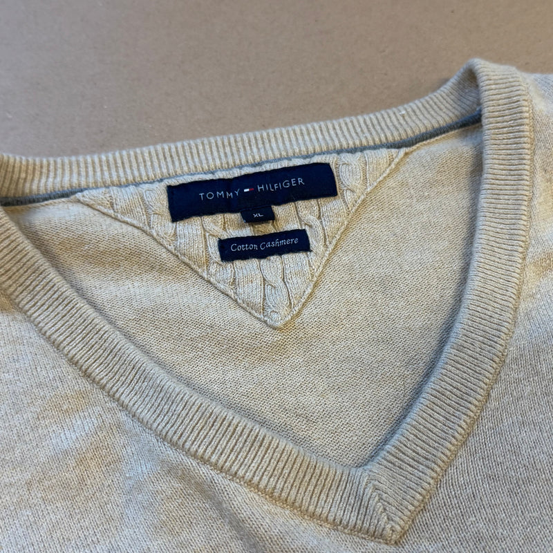 Detailansicht: Sourced limited accessories and clothes Tommy Hilfiger cotton-cashmere cream sweatshirt – Logo, Nähte oder Material