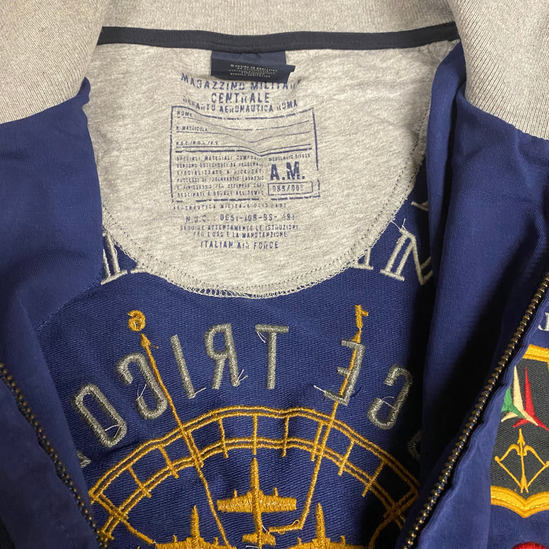 Detailansicht: Sourced limited accessories and clothes Aeronautica Militare zip-up – Logo, Nähte oder Material