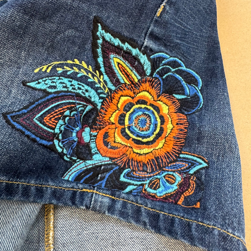 Detailansicht: Sourced limited accessories and clothes Vintage Desigual embroidered y2k skirt – Logo, Nähte oder Material