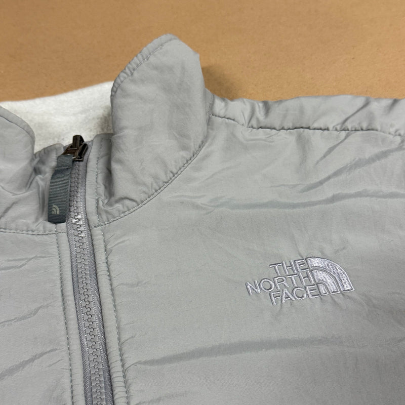 Detailansicht: Sourced limited accessories and clothes The North Face white fleece jacket – Logo, Nähte oder Material