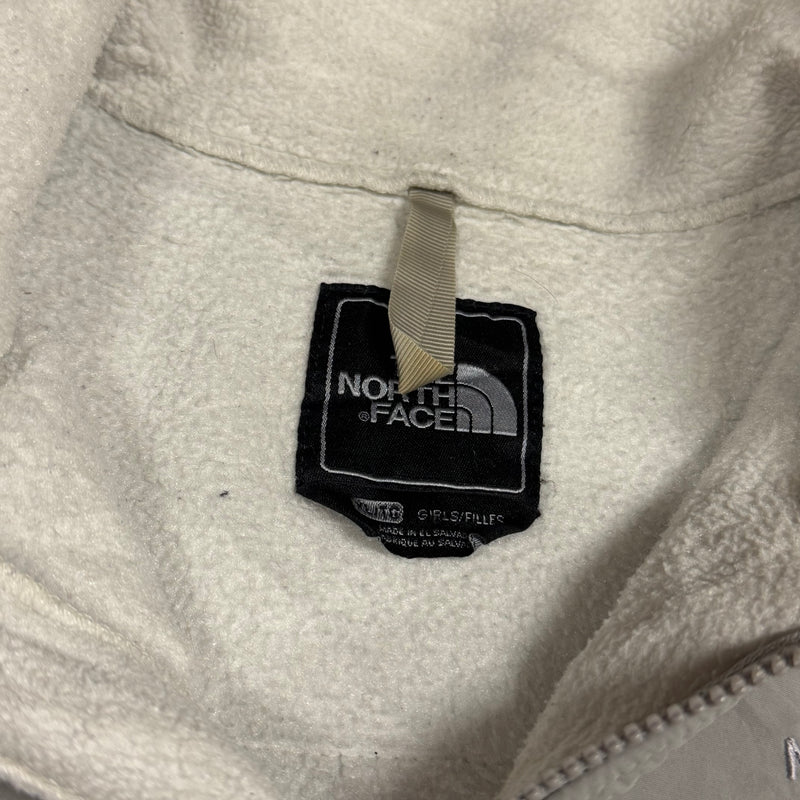 Detailansicht: Sourced limited accessories and clothes The North Face white fleece jacket – Logo, Nähte oder Material