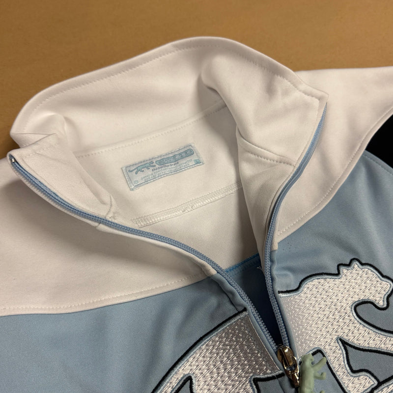 Detailansicht: Sourced limited accessories and clothes Airness streetwear style white track jacket – Logo, Nähte oder Material