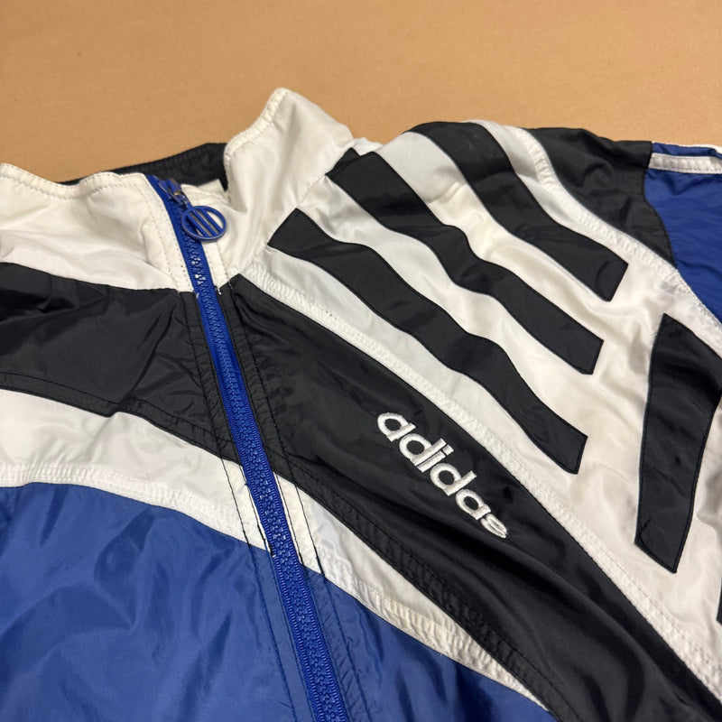 Detailansicht: Sourced limited accessories and clothes Adidas vintage 80s blue track jacket – Logo, Nähte oder Material