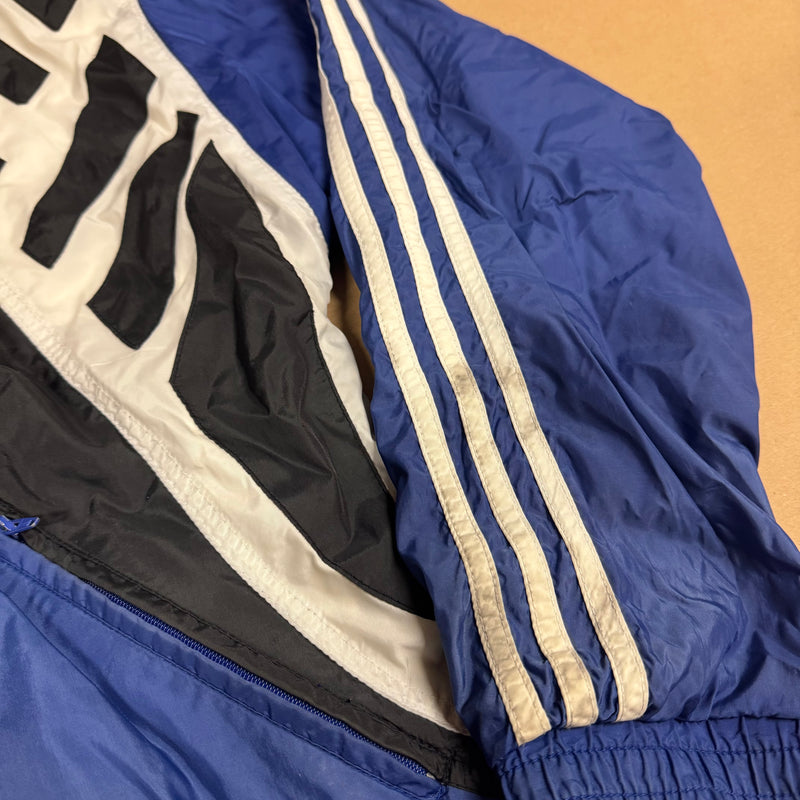 Detailansicht: Sourced limited accessories and clothes Adidas vintage 80s blue track jacket – Logo, Nähte oder Material