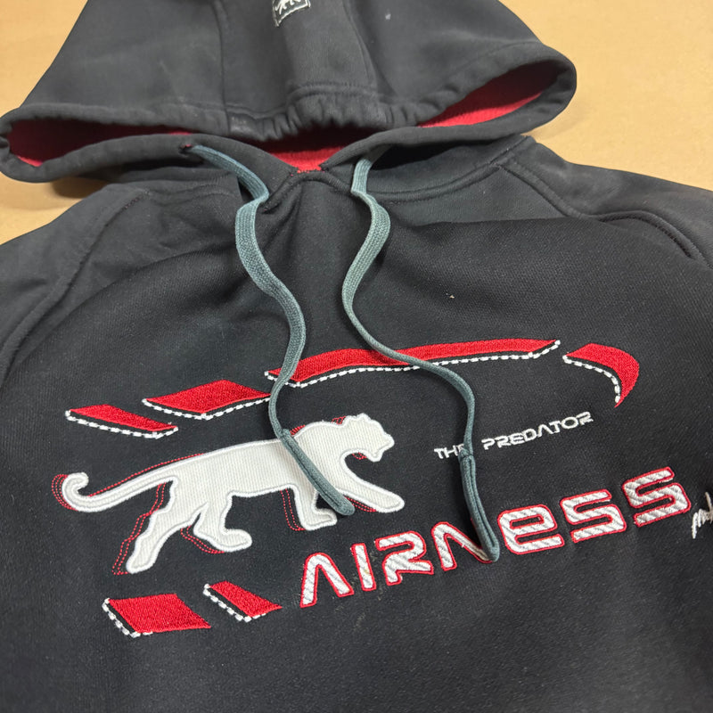 Detailansicht: Sourced limited accessories and clothes Airness 00s streetwear black hoodie – Logo, Nähte oder Material