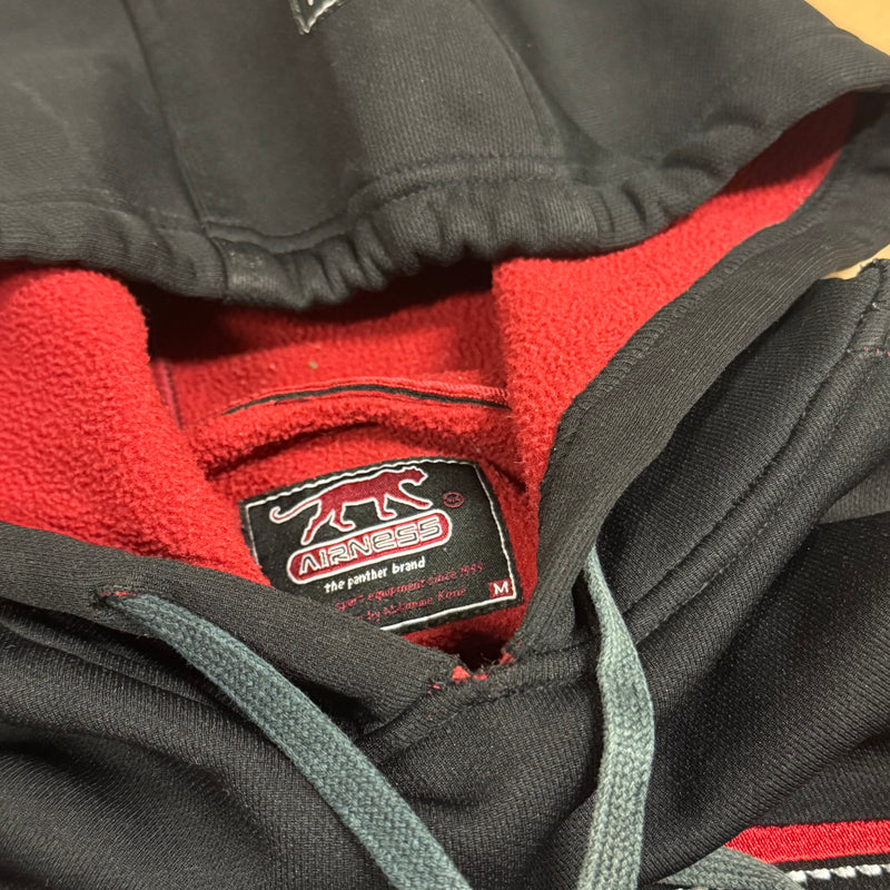 Detailansicht: Sourced limited accessories and clothes Airness 00s streetwear black hoodie – Logo, Nähte oder Material