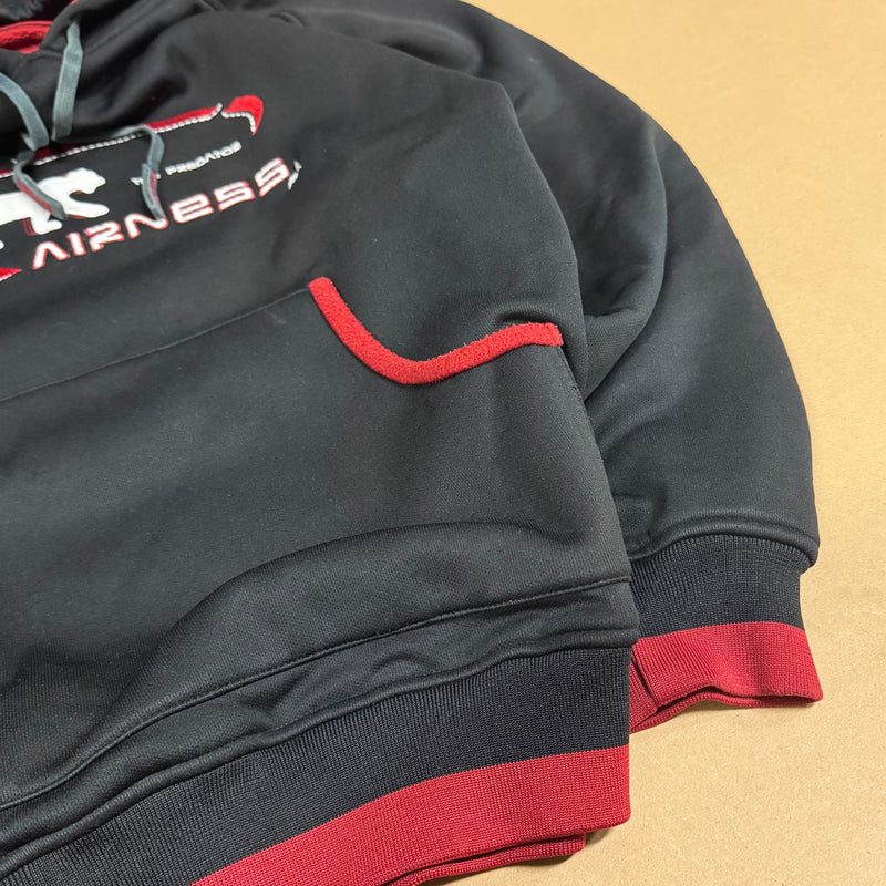 Detailansicht: Sourced limited accessories and clothes Airness 00s streetwear black hoodie – Logo, Nähte oder Material