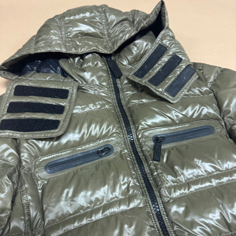 Detailansicht: Sourced limited accessories and clothes Burberry Sport khaki down winter jacket – Logo, Nähte oder Material