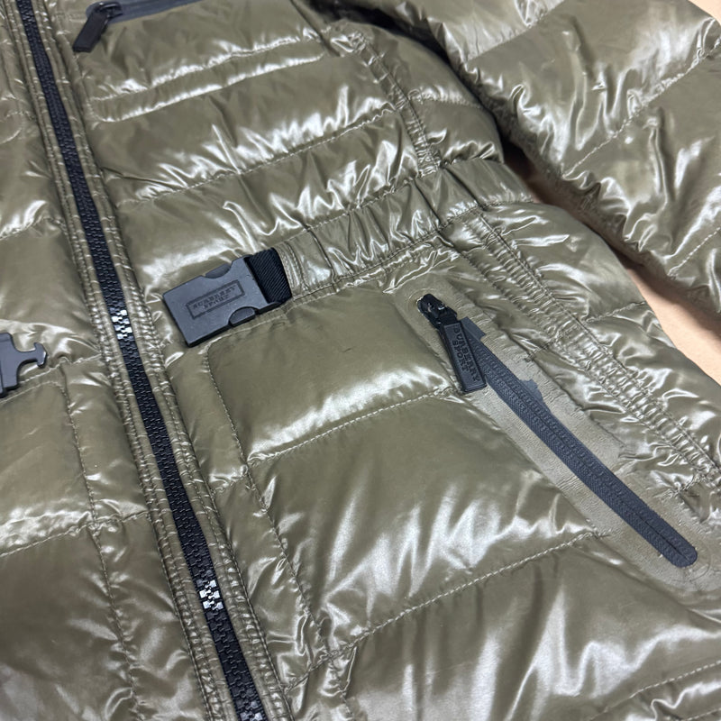 Detailansicht: Sourced limited accessories and clothes Burberry Sport khaki down winter jacket – Logo, Nähte oder Material