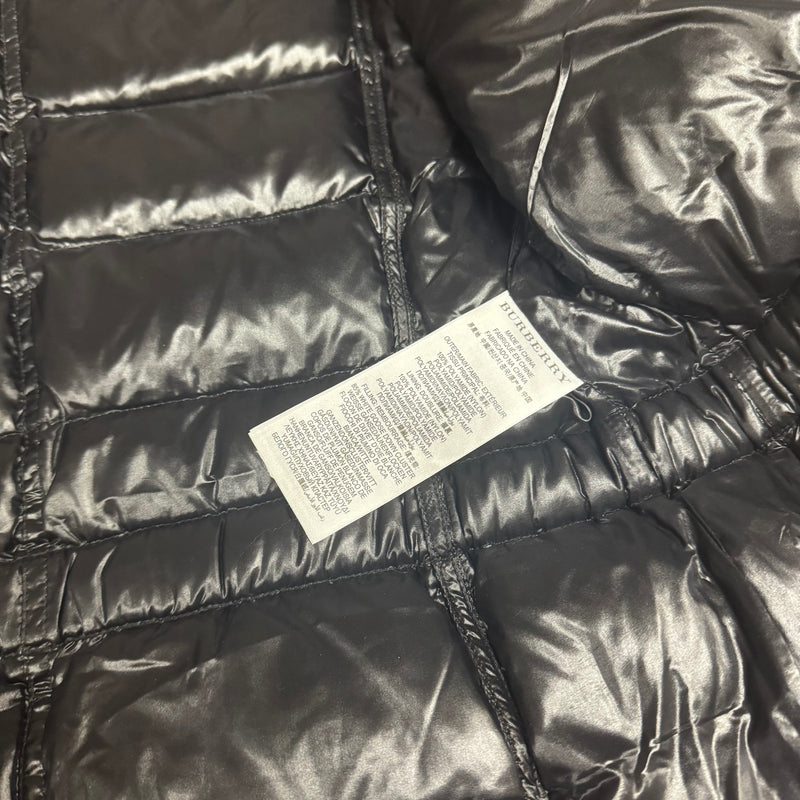 Detailansicht: Sourced limited accessories and clothes Burberry Sport khaki down winter jacket – Logo, Nähte oder Material