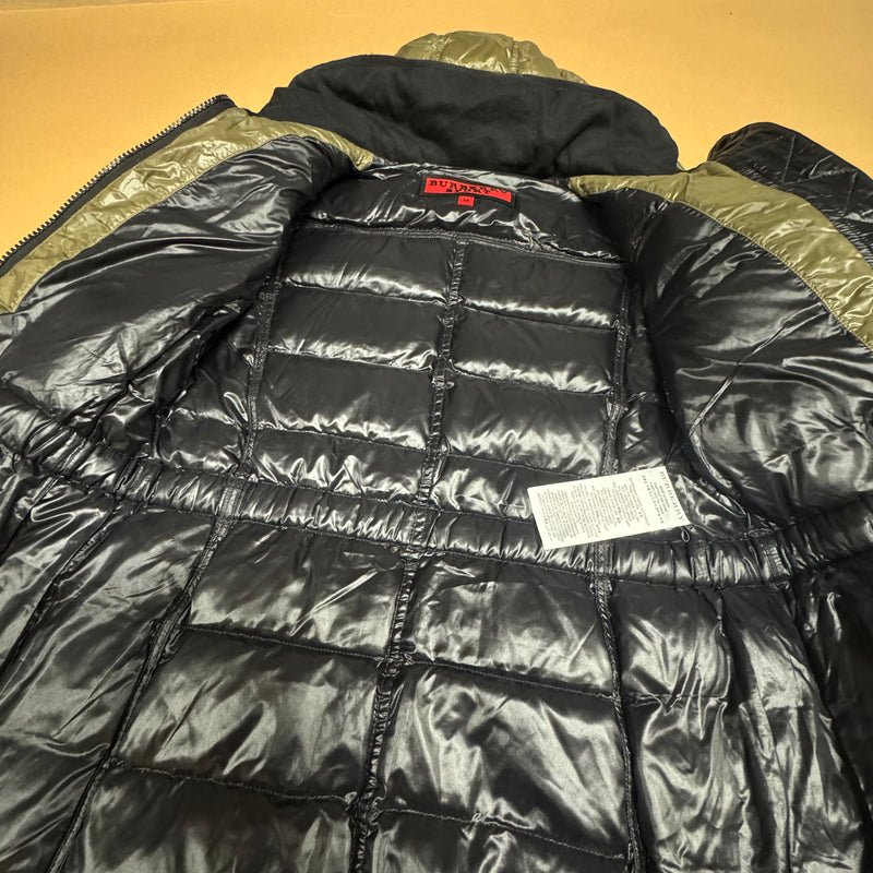 Detailansicht: Sourced limited accessories and clothes Burberry Sport khaki down winter jacket – Logo, Nähte oder Material