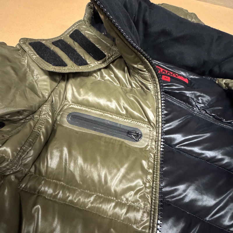 Detailansicht: Sourced limited accessories and clothes Burberry Sport khaki down winter jacket – Logo, Nähte oder Material