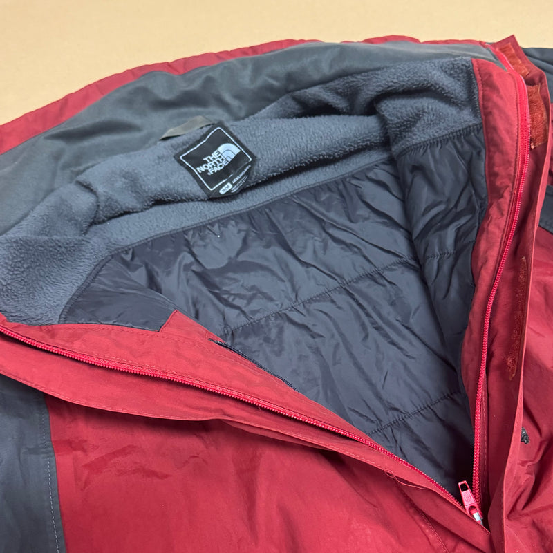 Detailansicht: Sourced limited accessories and clothes The North Face double layer winter ski jacket – Logo, Nähte oder Material