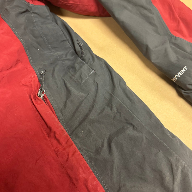 Detailansicht: Sourced limited accessories and clothes The North Face double layer winter ski jacket – Logo, Nähte oder Material