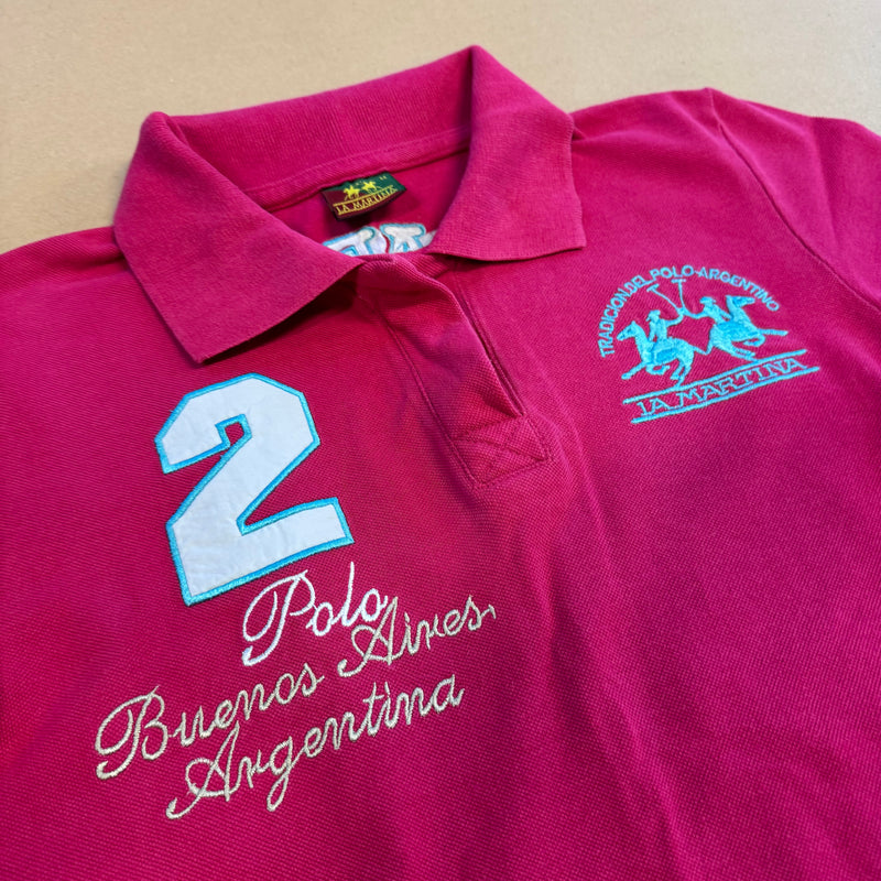 Detailansicht: Sourced limited accessories and clothes La Martina Buenos Aires pink polo – Logo, Nähte oder Material