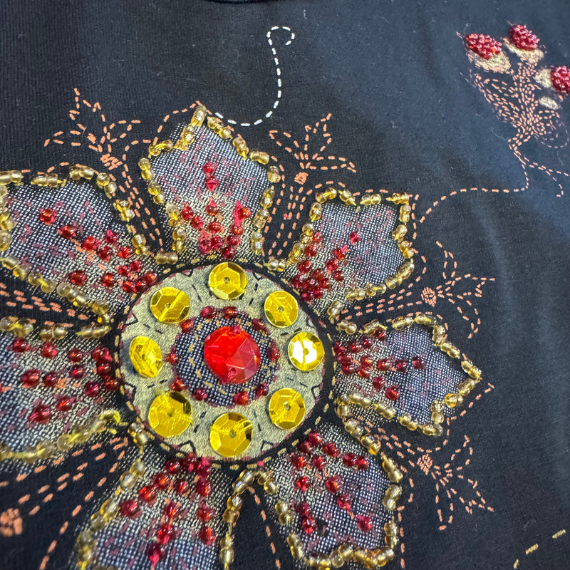 Detailansicht: Sourced limited accessories and clothes Millenium floral vintage women’s long sleeve – Logo, Nähte oder Material