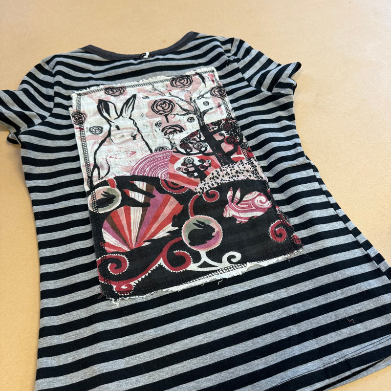 Detailansicht: Sourced limited accessories and clothes Save the Queen vintage striped Y2K women’s t-shirt – Logo, Nähte oder Material