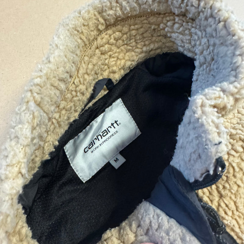 Detailansicht: Sourced limited accessories and clothes Carhartt brown retro fluffy fleece jacket – Logo, Nähte oder Material