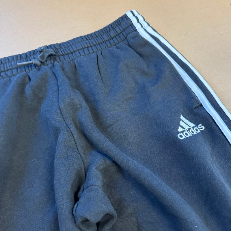 Detailansicht: Sourced limited accessories and clothes Adidas three stripes vintage sweatpants – Logo, Nähte oder Material
