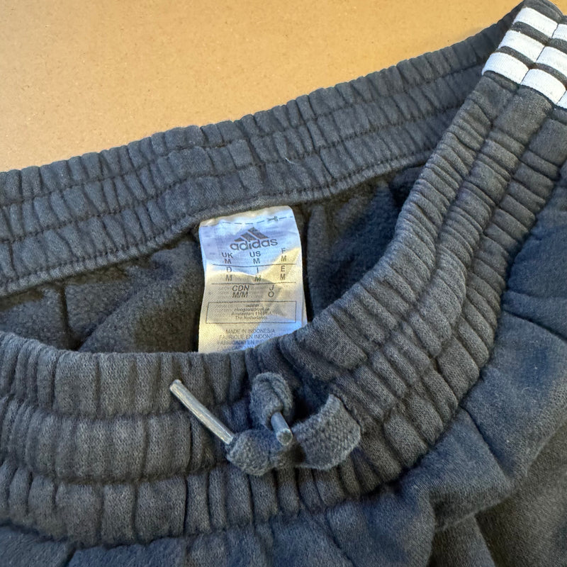 Detailansicht: Sourced limited accessories and clothes Adidas three stripes vintage sweatpants – Logo, Nähte oder Material