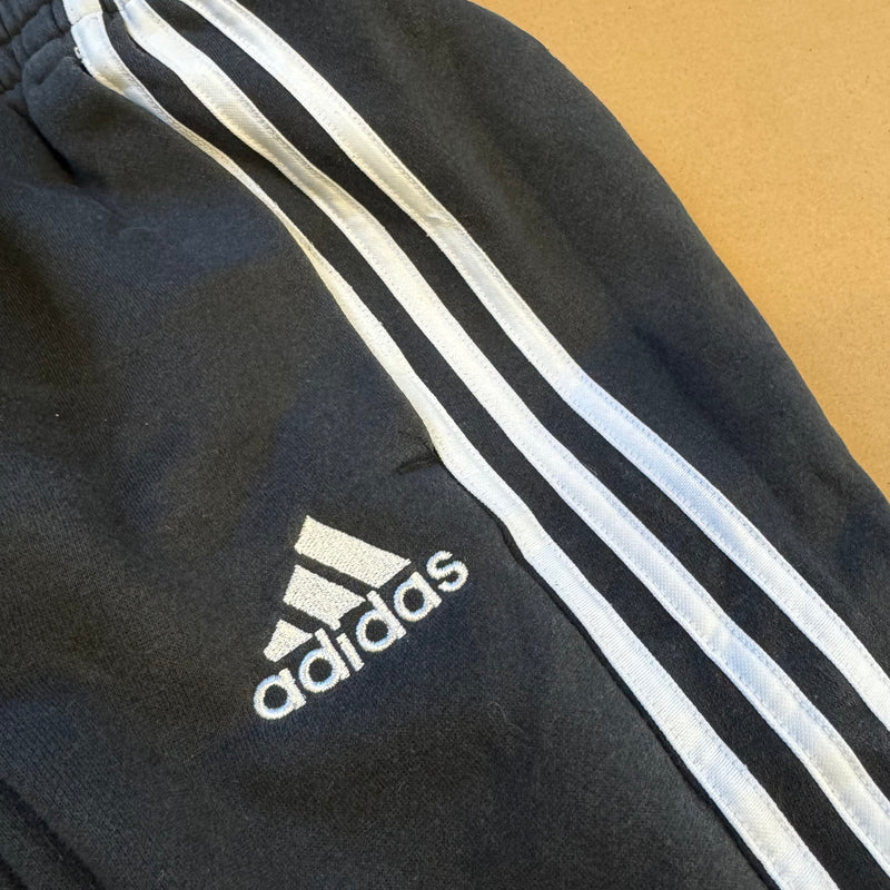 Detailansicht: Sourced limited accessories and clothes Adidas three stripes vintage sweatpants – Logo, Nähte oder Material