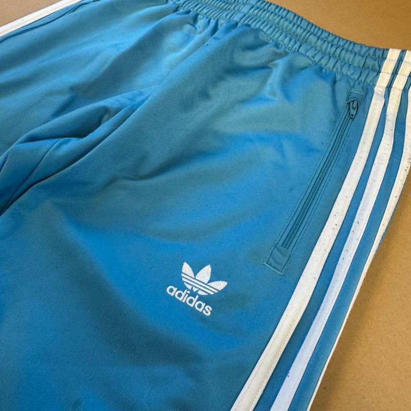 Detailansicht: Sourced limited accessories and clothes Adidas baby blue vintage track pants – Logo, Nähte oder Material