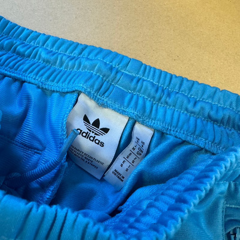 Detailansicht: Sourced limited accessories and clothes Adidas baby blue vintage track pants – Logo, Nähte oder Material