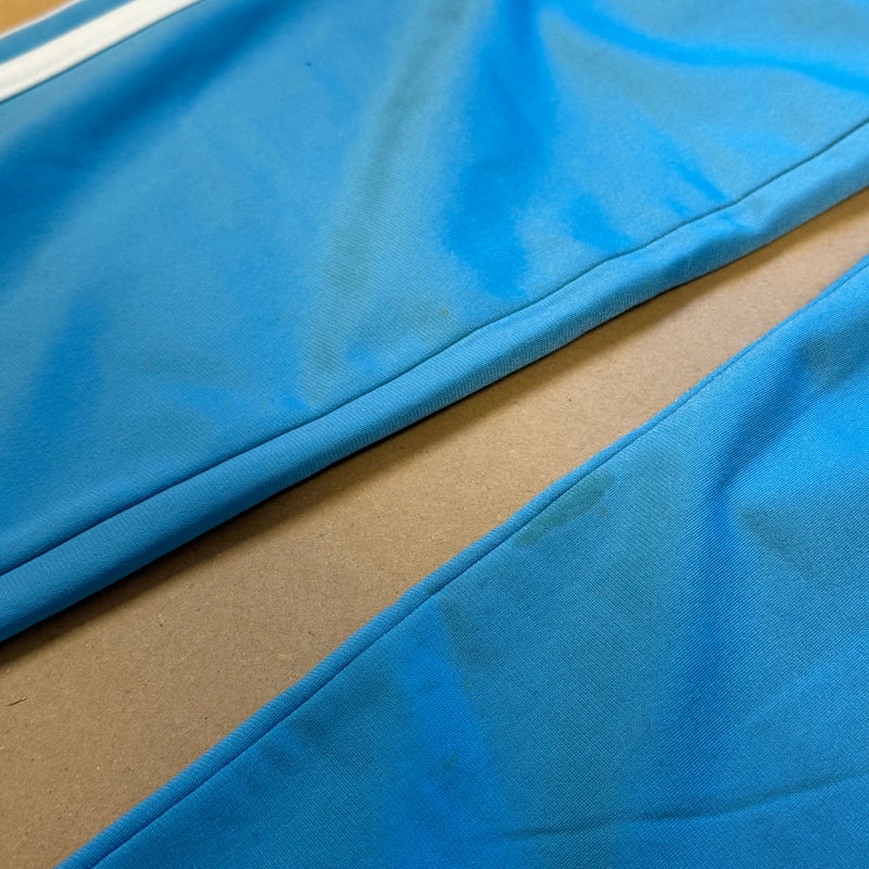 Detailansicht: Sourced limited accessories and clothes Adidas baby blue vintage track pants – Logo, Nähte oder Material