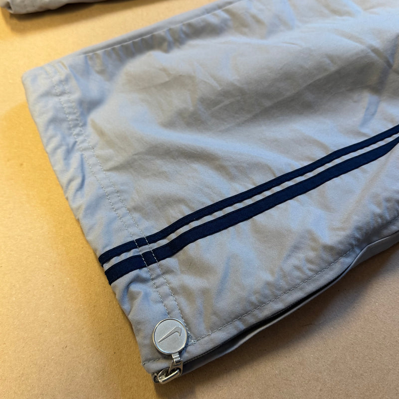 Detailansicht: Sourced limited accessories and clothes Nike Air vintage 90s baggy track pants – Logo, Nähte oder Material