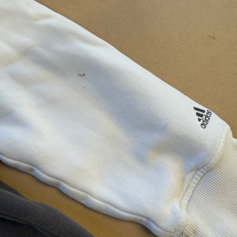 Detailansicht: Sourced limited accessories and clothes Adidas streetwear 00s white sweatshirt – Logo, Nähte oder Material