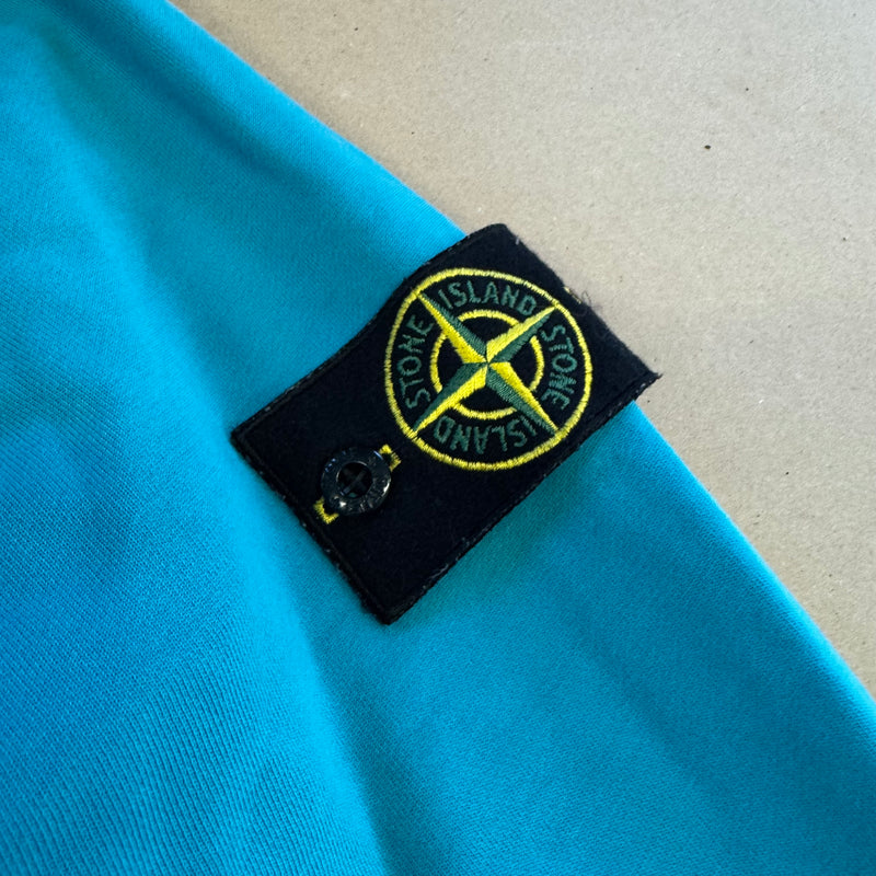 Detailansicht: Sourced limited accessories and clothes Stone Island turquoise crewneck sweat – Logo, Nähte oder Material