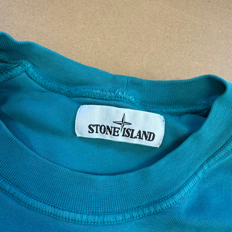 Detailansicht: Sourced limited accessories and clothes Stone Island turquoise crewneck sweat – Logo, Nähte oder Material