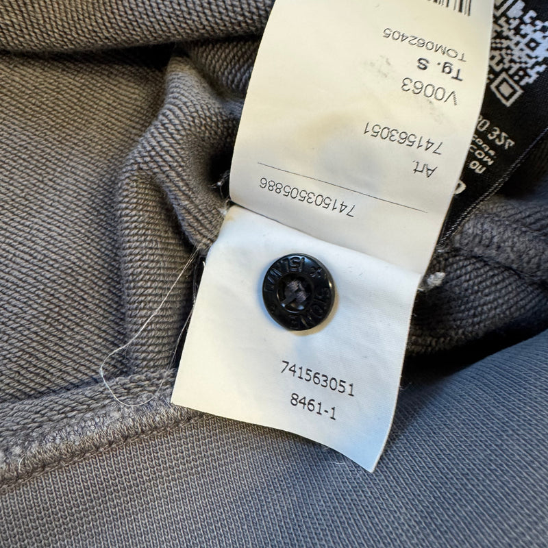 Detailansicht: Sourced limited accessories and clothes Stone Island grey crewneck sweat – Logo, Nähte oder Material
