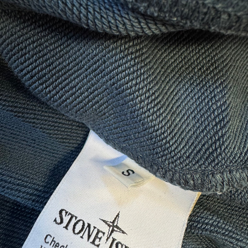 Detailansicht: Sourced limited accessories and clothes Stone Island navy-blue crewneck sweat – Logo, Nähte oder Material