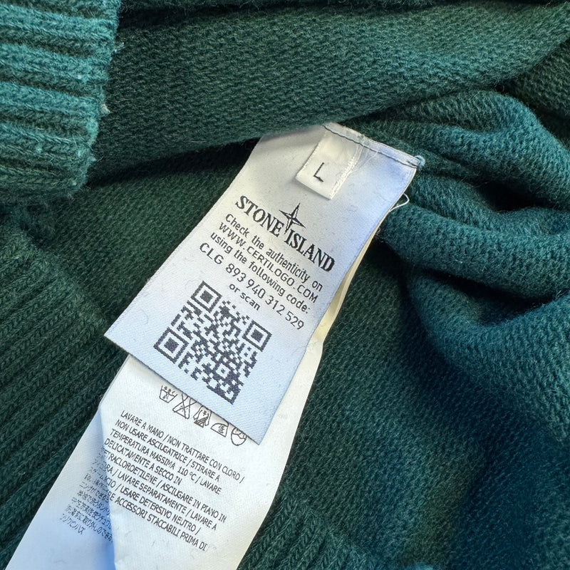 Detailansicht: Sourced limited accessories and clothes Stone Island green wool crewneck – Logo, Nähte oder Material