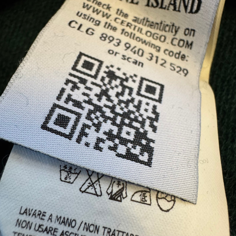 Detailansicht: Sourced limited accessories and clothes Stone Island green wool crewneck – Logo, Nähte oder Material