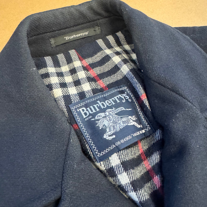 Detailansicht: Sourced limited accessories and clothes Burberry’s vintage wool winter coat – Logo, Nähte oder Material