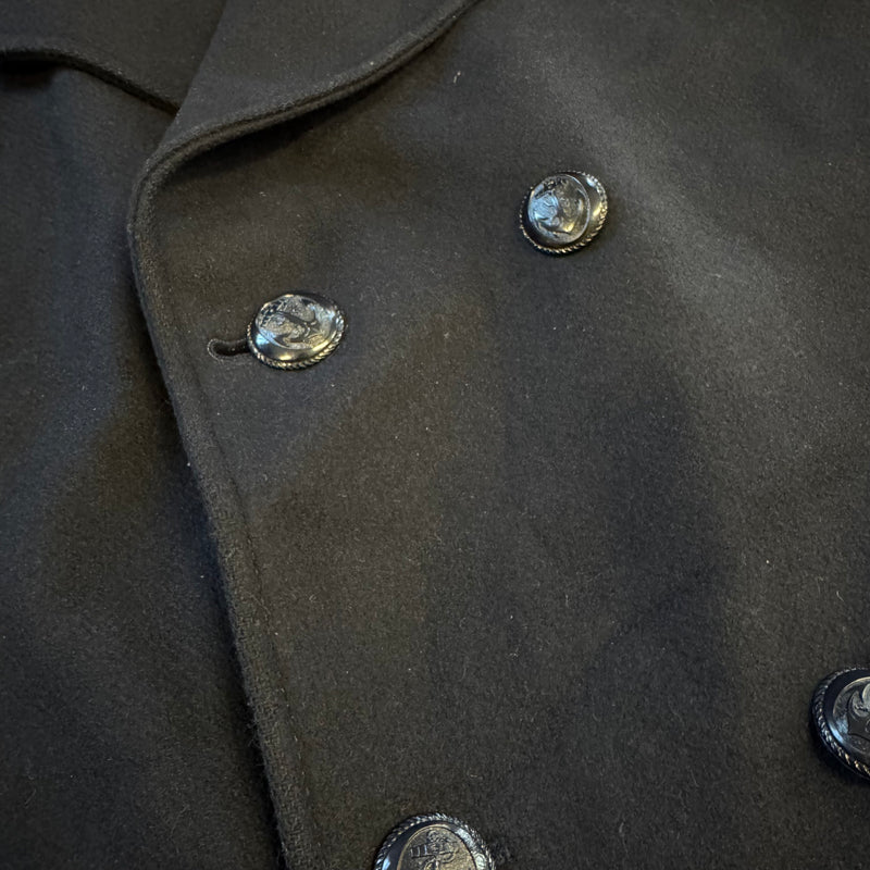 Detailansicht: Sourced limited accessories and clothes Burberry’s vintage wool winter coat – Logo, Nähte oder Material