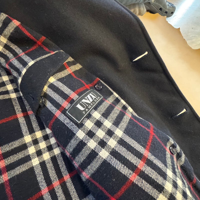 Detailansicht: Sourced limited accessories and clothes Burberry’s vintage wool winter coat – Logo, Nähte oder Material