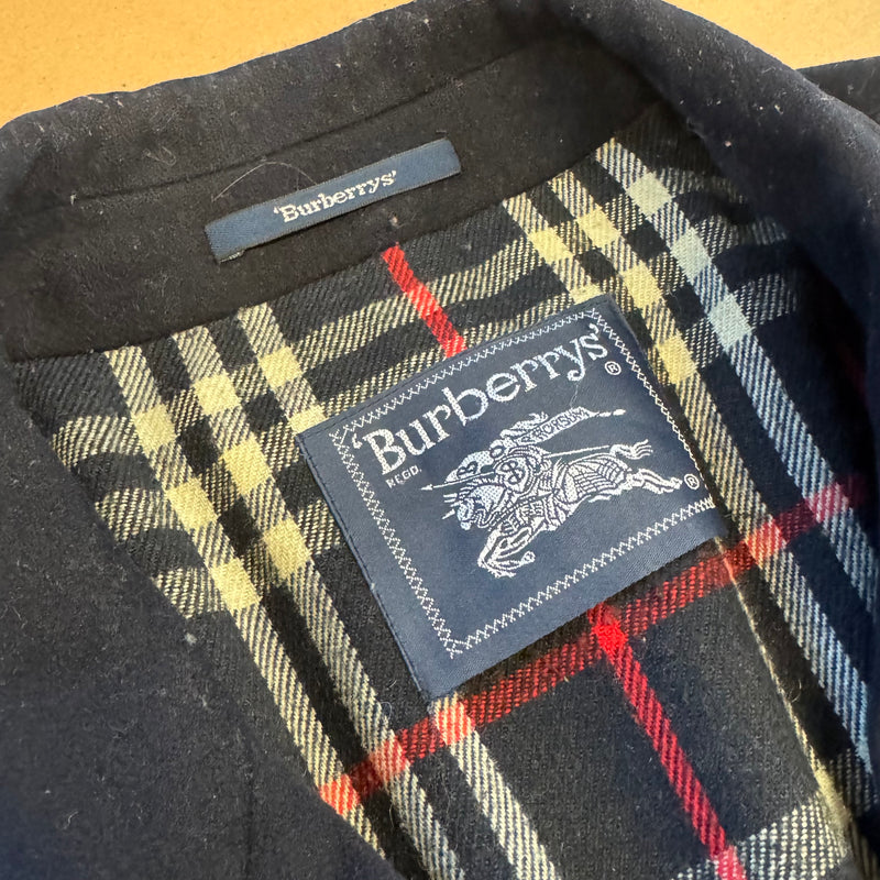 Detailansicht: Sourced limited accessories and clothes Burberry’s vintage wool winter coat used – Logo, Nähte oder Material