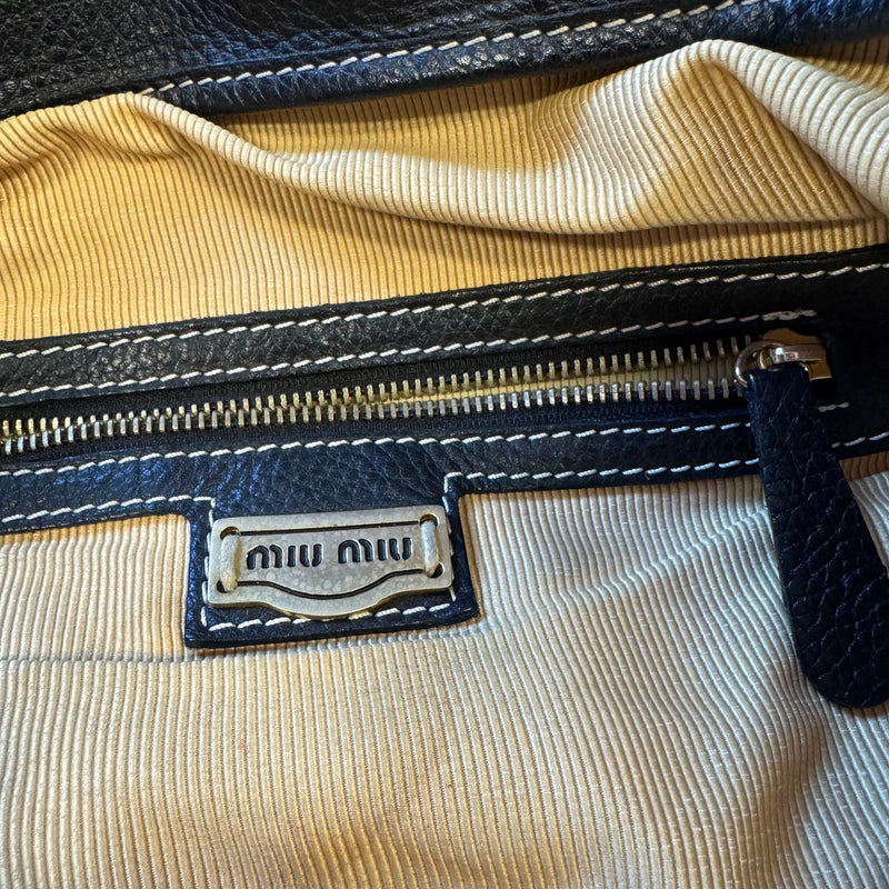 Detailansicht: Sourced limited accessories and clothes Miu Miu vintage black leather handbag – Logo, Nähte oder Material