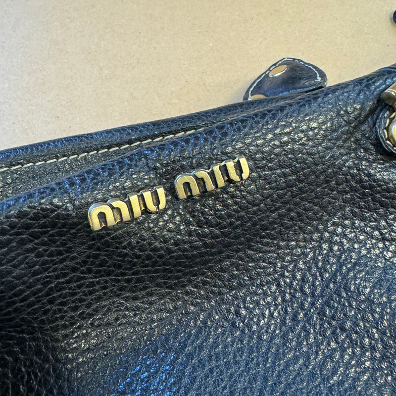 Detailansicht: Sourced limited accessories and clothes Miu Miu vintage black leather handbag – Logo, Nähte oder Material