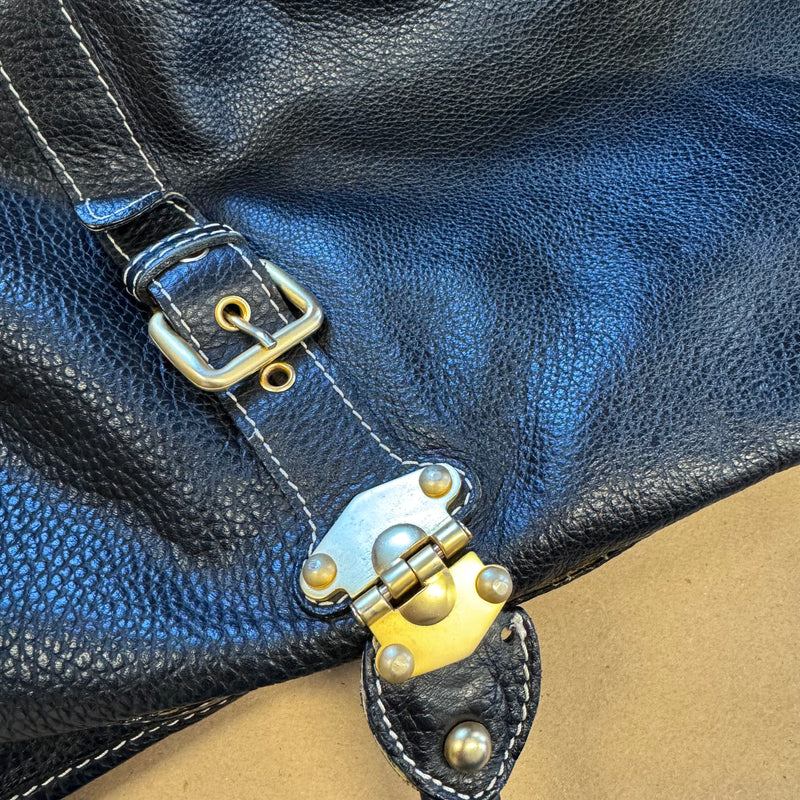 Detailansicht: Sourced limited accessories and clothes Miu Miu vintage black leather handbag – Logo, Nähte oder Material