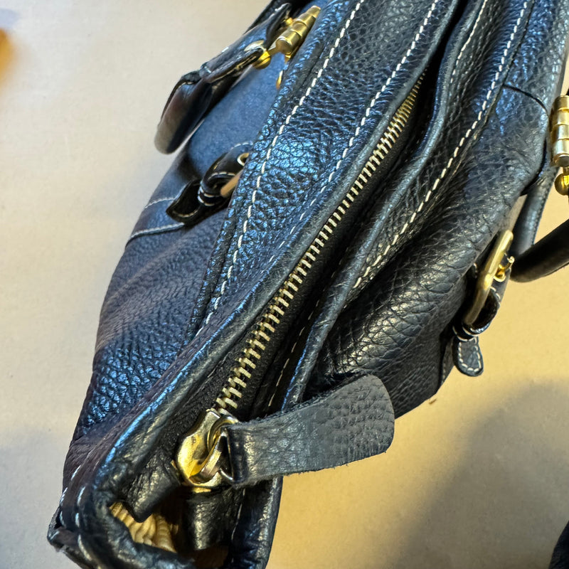 Detailansicht: Sourced limited accessories and clothes Miu Miu vintage black leather handbag – Logo, Nähte oder Material