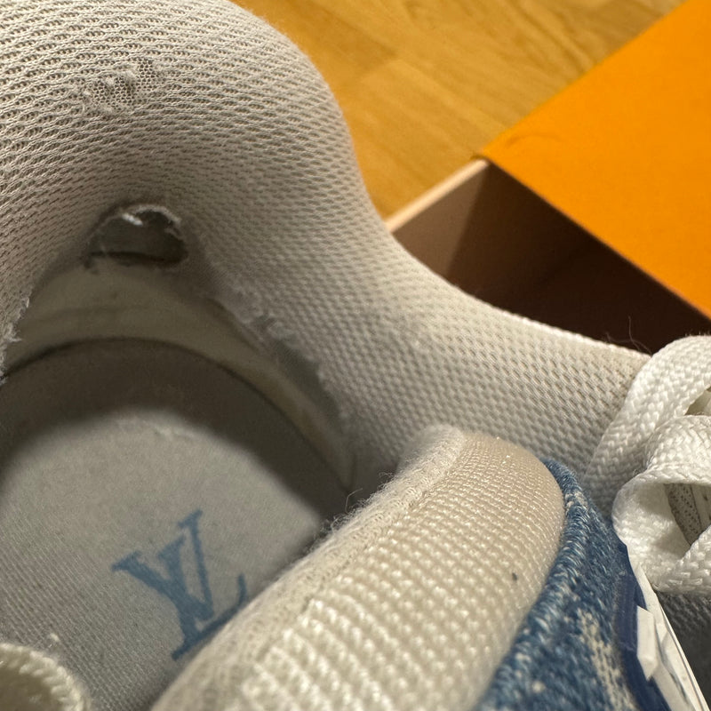 Detailansicht: Sourced limited accessories and clothes Louis Vuitton LV Trainer Monogram Denim White Blue – Logo, Nähte oder Material